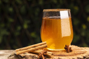 Aromatik anason ahşap tablo taze soğuk elma şarabı içecek bardak yakınındaki yatan