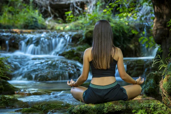 Visão Traseira Mulher Irreconhecível Sentada Lótus Asana Meditando Sobre Pedra — Fotografia de Stock