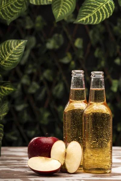 庭のテーブルで熟したリンゴを編みこみボウル近くに素敵な冷たいサイダー飲料立って — ストック写真