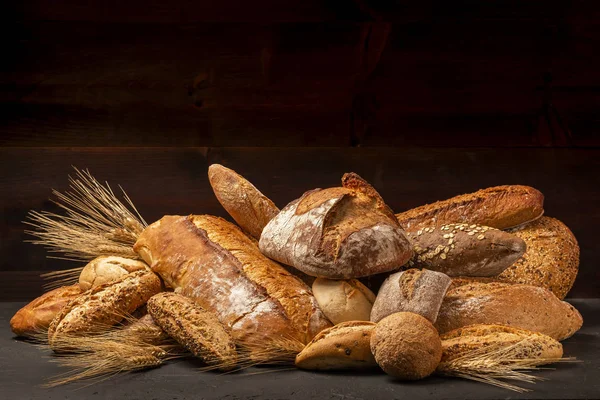 Composizione Abbondanza Pani Focacce Appena Sfornati Con Spighe Grano — Foto Stock