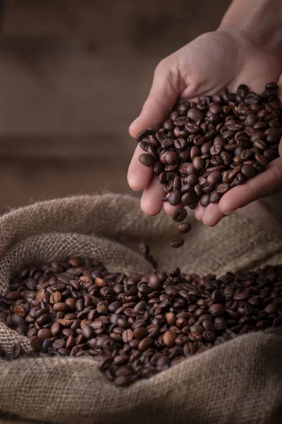 Ritaglio Primo Piano Vista Delle Mani Con Chicchi Caffè Versando — Foto Stock