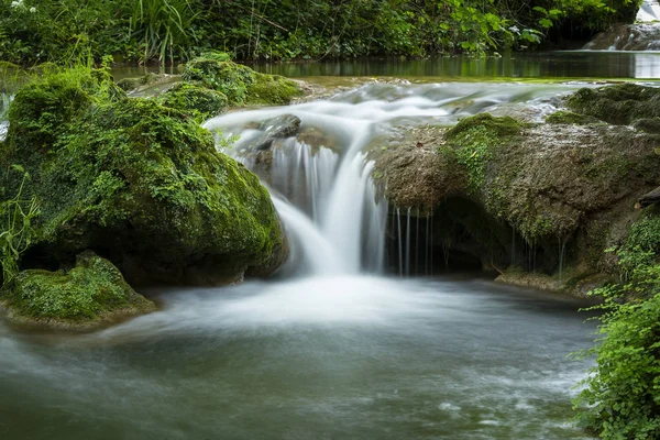 Piccola Cascata Che Scorre Sulla Roccia Nei Boschi Lunga Esposizione — Foto Stock