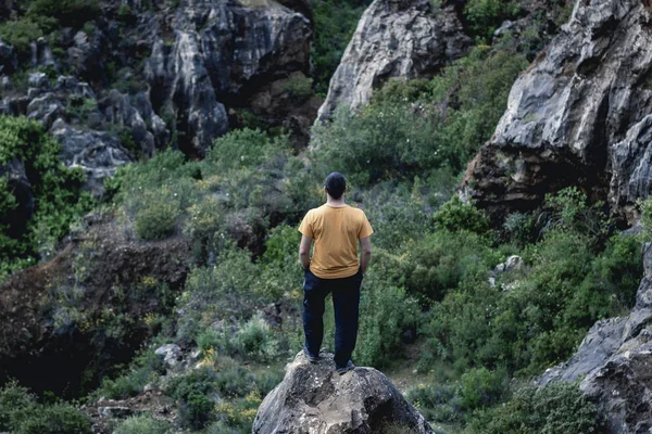 Back View Unrecognizable Man Standing Mountain Edge Admiring Picturesque View — Stock Photo, Image