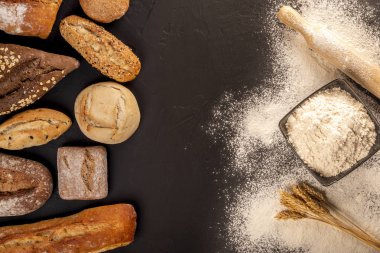 Ekmek buns atış yukarıdan, loafs, kase un pembe ve buğday haddeleme ile siyah tablo