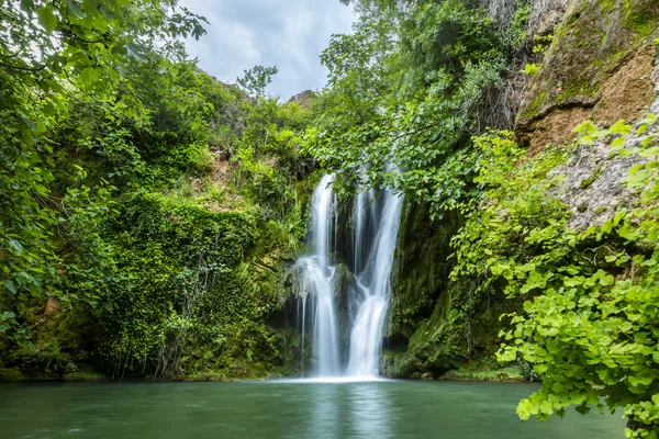 Vista Cascata Alta Che Cade Laghetto Nella Foresta Verde Lunga — Foto Stock