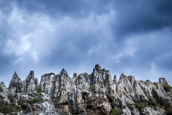 Dal Basso Grandi Scogliere Cielo Nuvoloso Nella Natura Cerro Del — Foto Stock