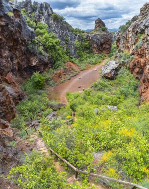 Cerro del Hierro, Seviile yeşil kaplı Dağları'nda ahşap adımlarla yukarıda küçük yol
