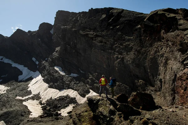 Zwei Anonyme Reisende Stehen Auf Rauem Felsen Und Bewundern Malerischen — Stockfoto