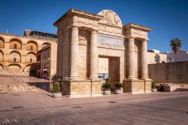 Eski tuğla kemer ayağı altında mavi gökyüzü güneşli Cordoba, İspanya ile dış