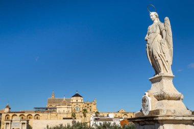Cordoba, İspanya'da mavi gökyüzü altında şehrin antik binaların arka plan açısı taş heykeli