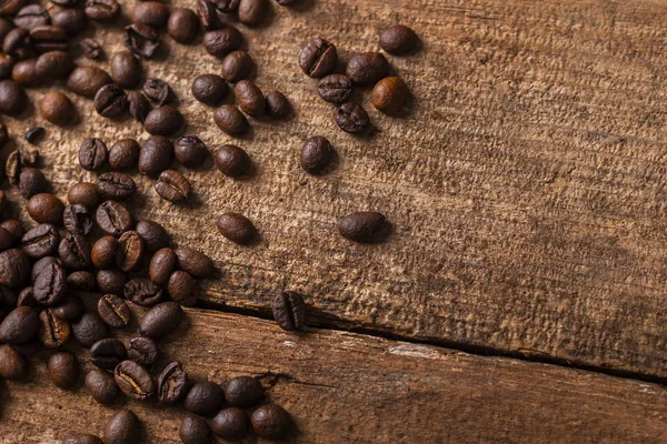 木桌背景洒鲜咖啡豆特写图 — 图库照片