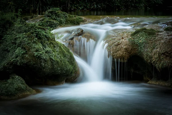 Piccola Cascata Che Scorre Sulla Roccia Nei Boschi Lunga Esposizione — Foto Stock