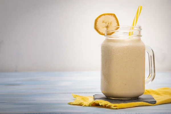 Chutné Čerstvé Drink Skleněných Hrnek Plastovou Trubku Plátky Banánů Ubrousek — Stock fotografie