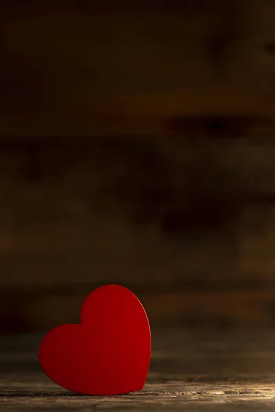 Крупный План Ярко Красного Сердечно Образного Декоративного Элемента Лучах Солнечного — стоковое фото