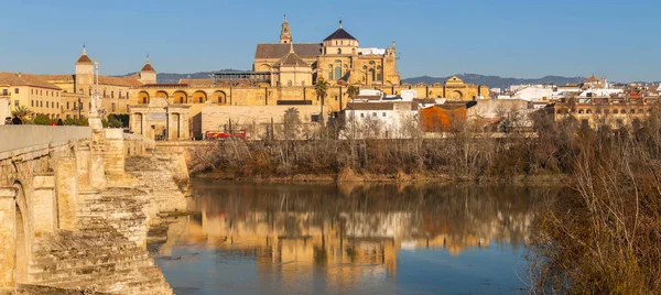 西班牙科尔多瓦的梅兹基塔大教堂和罗马桥 — 图库照片