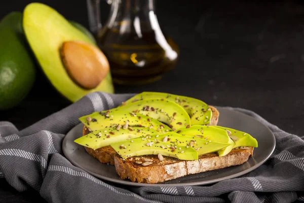Avokado ile baharatlı sandviç — Stok fotoğraf
