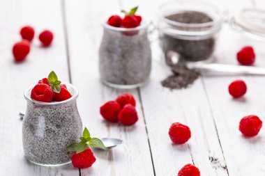 Chia ve ahududu ile lezzetli puding