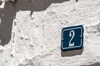 Alçı duvarda numara işareti 