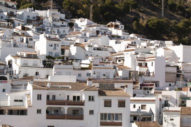 Dağ yamacında beyaz evler 