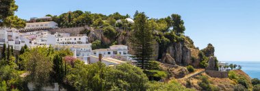 Mijas kasabası. Denize yakın villalar ve ağaçlar 