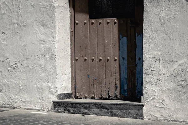 Oud gebouw met armoedige deur en muren — Stockfoto