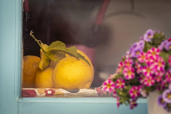 窓の上の果物や花 — ストック写真
