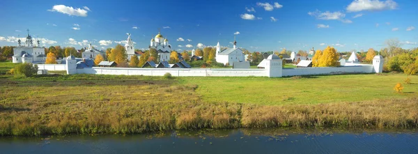 Осінній пейзаж у місті Suzdal. — стокове фото