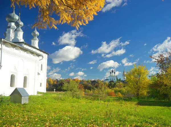 Осенний пейзаж в городе Суздаль . — стоковое фото