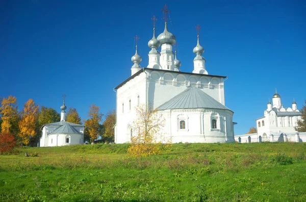 Höstlandskap i staden av Suzdal. — Stockfoto