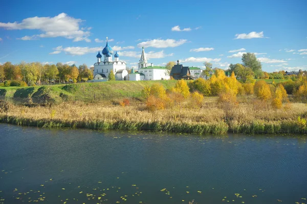 Φθινοπωρινό τοπίο σε Suzdal. Χρυσός δακτύλιος της Ρωσίας. — Φωτογραφία Αρχείου