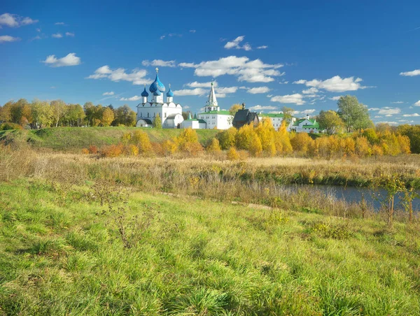 Paisagem de outono em Suzdal. Anel de ouro da Rússia . — Fotografia de Stock