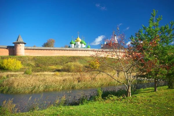 Jesienny krajobraz w Suzdal. — Zdjęcie stockowe