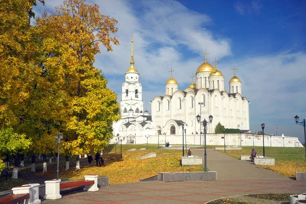 Vladimir, Rosja - 07 października 2018 r.: Założenie Kościoła w centrum zabytkowego miasta Vladimir. — Zdjęcie stockowe