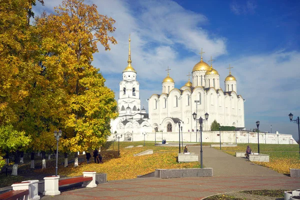 Vladimir, Rusya - 07 Ekim 2018: Varsayım kilise Vladimir şehir tarihi merkezinde.