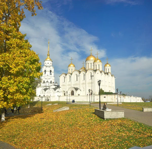 ロシアの金の指輪 秋にウラジミール州市の聖母被昇天大聖堂 — ストック写真