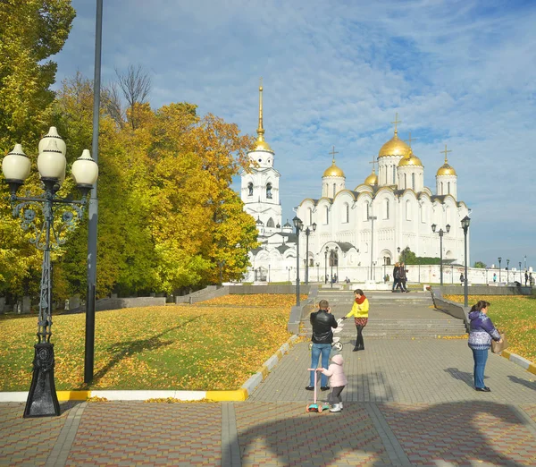ウラジーミル市内歴史的中心でウラジミール, ロシア連邦 - 2018 年 10 月 7 日: 仮定の教会. — ストック写真