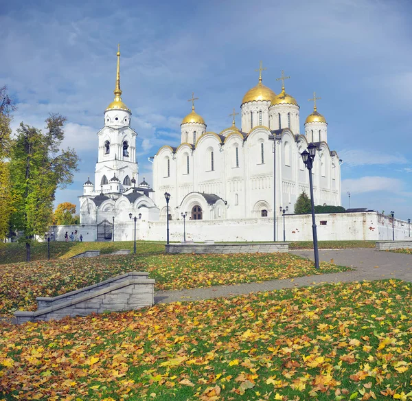 ウラジーミル市内歴史的中心でウラジミール, ロシア連邦 - 2018 年 10 月 7 日: 仮定の教会. — ストック写真