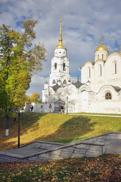 Vladimir, Rosja - 07 października 2018 r.: Założenie Kościoła w centrum zabytkowego miasta Vladimir. — Zdjęcie stockowe
