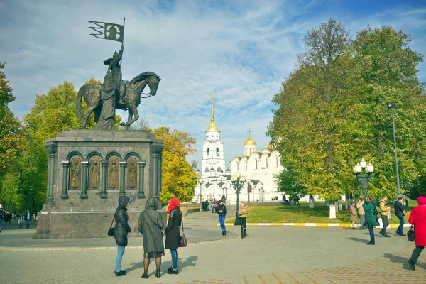 VLADIMIR, RUSSIE - 07 OCTOBRE 2018 : Eglise de l'Assomption dans la ville de Vladimir Monument du Prince Vladimir — Photo