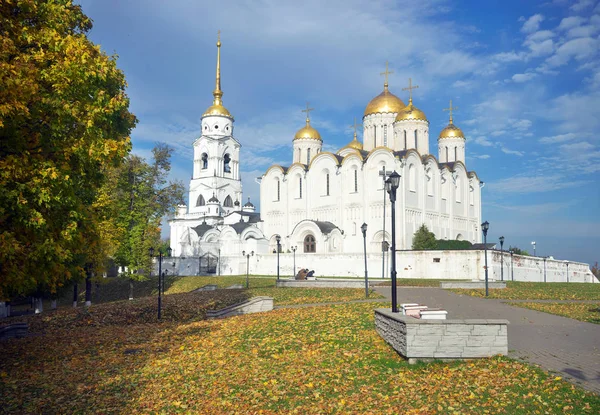 Vladimir, Rusya - 07 Ekim 2018: Varsayım kilise Vladimir şehir tarihi merkezinde.