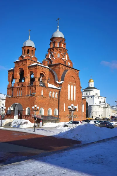 俄罗斯弗拉基米尔-2019年2月16日: 三一教堂和金门. — 图库照片