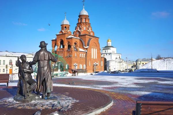 Vladimir, Federacja Rosyjska - lutego 16.2019: Kościół Świętej Trójcy i Golden Gate. — Zdjęcie stockowe