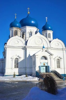 Bogolyubsky Bakire 'nin Doğumu Manastırı. Vladimir bölgesindeki Bogolyubovo köyündeki Ortodoks manastırı.