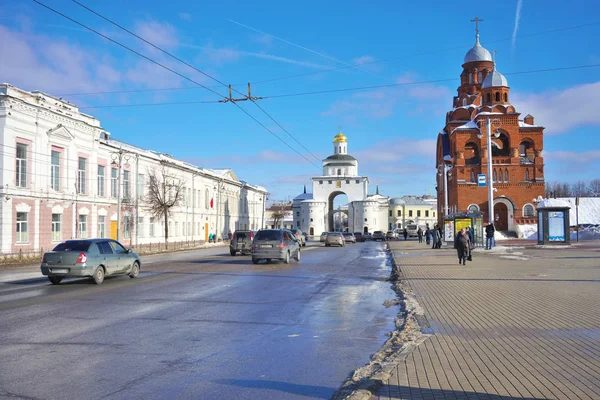 Владимир, Росія - Лютий 16.2019: Троїцький костел і Золоті ворота. — стокове фото