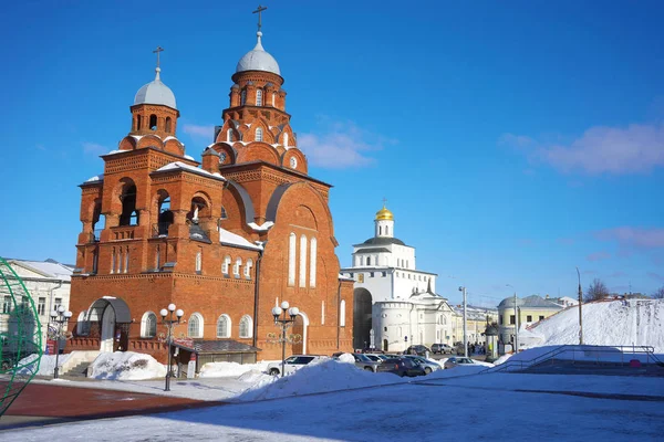Vladimir, Federacja Rosyjska - lutego 16.2019: Kościół Świętej Trójcy i Golden Gate. — Zdjęcie stockowe