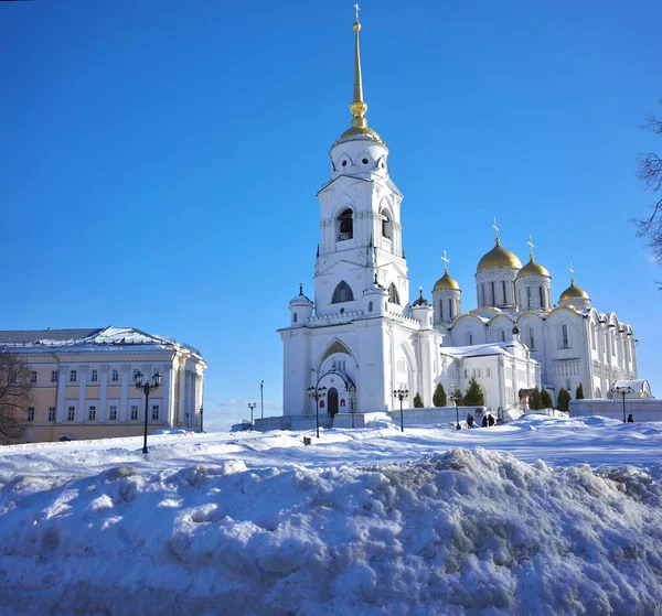 Vladimir, Rusia - 16 de febrero de 2019: La Catedral de la Dormición o Asunción fue una iglesia madre de la Rusia medieval — Foto de Stock