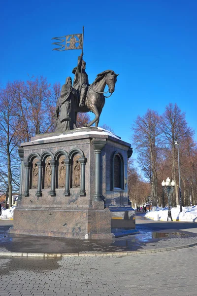 Monumento al Príncipe Vladimir el Sol Rojo y santificador Feodor, en la ciudad de Vladimir, Rusia — Foto de Stock