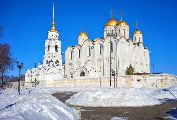 Chrám Nanebevzetí v vladimir v zimě, Rusko. — Stock fotografie