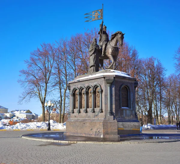 Monumento al Príncipe Vladimir el Sol Rojo y santificador Feodor, en la ciudad de Vladimir, Rusia — Foto de Stock