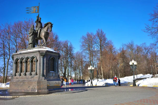 Monumento ao Príncipe Vladimir o Sol Vermelho e santificador Feodor, na cidade de Vladimir, Rússia — Fotografia de Stock